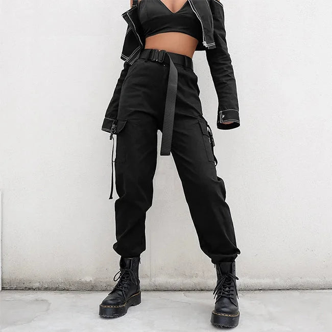 pantalon-cargo-avec-ceinture-497.jpg Schwarze Cargohose Damen mit Gürtel