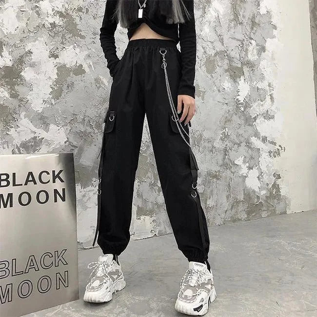pantalon-cargo-noir-chaine-710.jpg Schwarze Cargohose Damen mit Kette