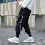 Schwarze Cargohose Herren mit orangefarbenen Details