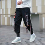 Schwarze Cargohose Herren mit orangefarbenen Details