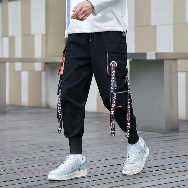 Schwarze Cargohose Herren mit orangefarbenen Details