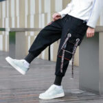 Schwarze Cargohose Herren mit orangefarbenen Details