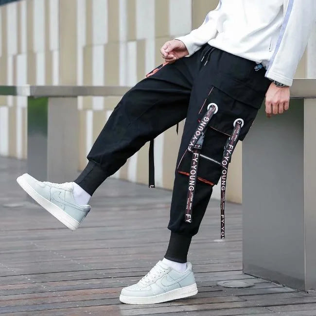 Schwarze Cargohose Herren mit orangefarbenen Details