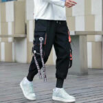 Schwarze Cargohose Herren mit orangefarbenen Details