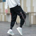 Schwarze Cargohose Herren mit orangefarbenen Details