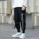 Schwarze Cargohose Herren mit orangefarbenen Details