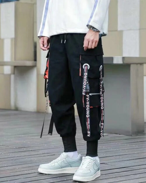 Schwarze Cargohose Herren mit orangefarbenen Details